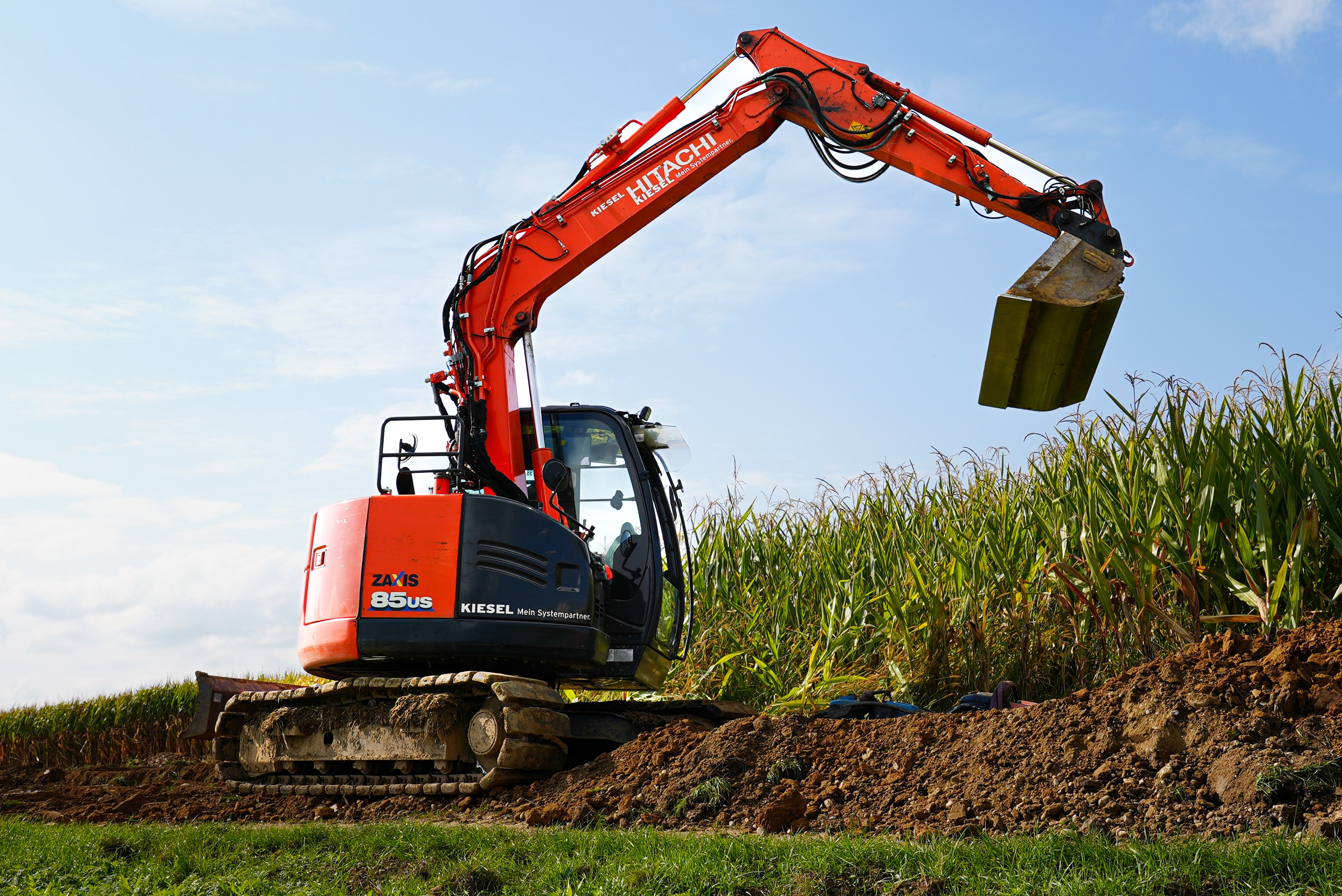 Erdbaumaschinen bei Geländemodellierung