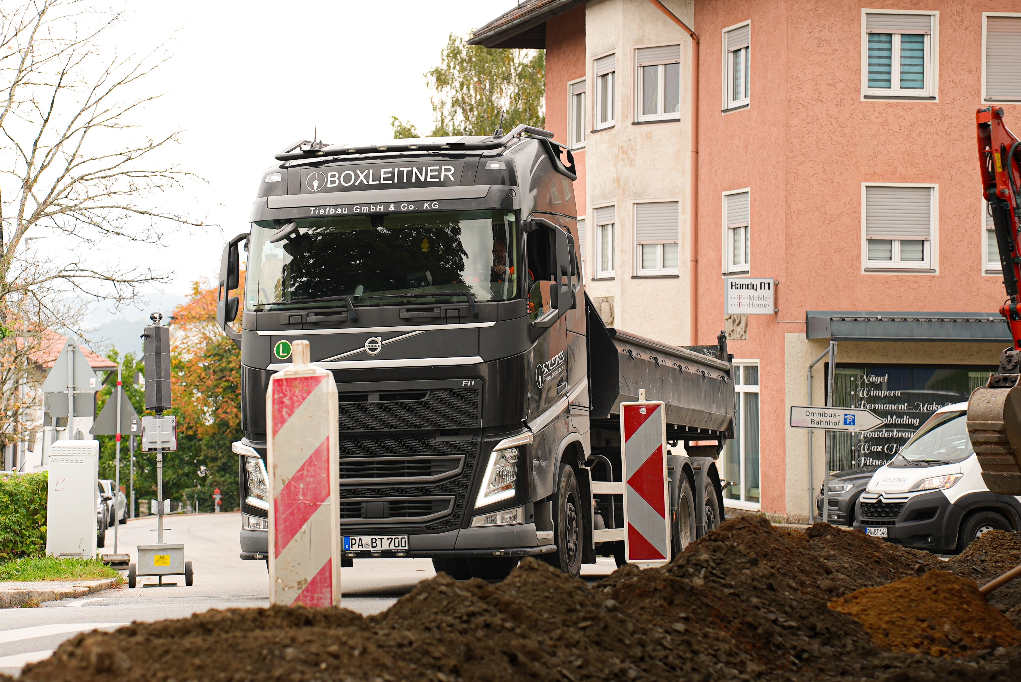 Baufahrzeuge und Transportlogistik